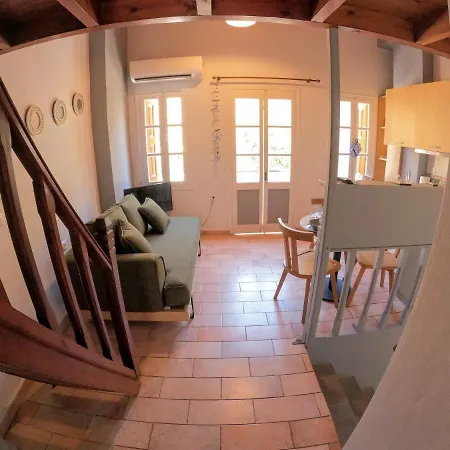 Cozy In Center Appartement Symi